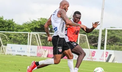 Freddy Hinestroza disputa una jugada ante Edwuin Cetré. 