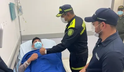 El patrullero recibiendo la visita del general Luis Carlos Hernández y de Nelson Patrón. 