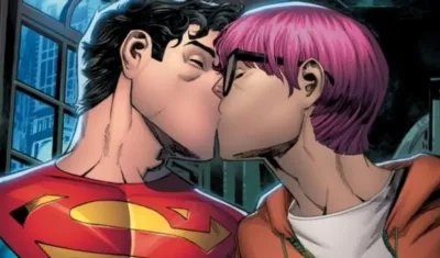 Kent y Nakamura aparecen en el cómic dándose un beso.