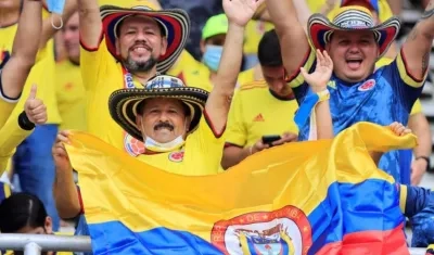 Hinchas de la selección en el Metropolitano.