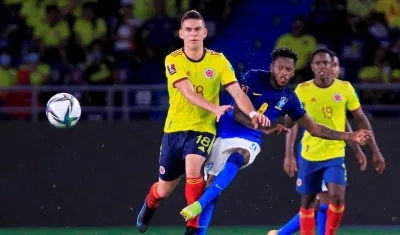 Rafael Santos Borré luchando ante el brasileño Fred.