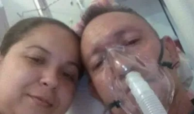 El paciente Víctor Escobar (derecha).