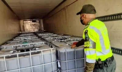 Cocaína líquida incautada por la Policía. 