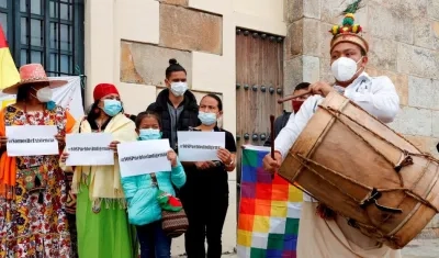 Indígenas hoy durante una protesta en la Plaza de Bolívar, en Bogotá.
