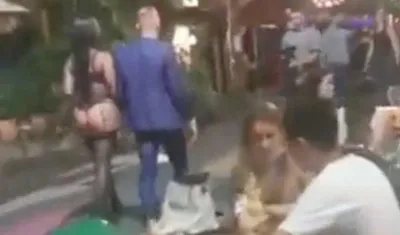 El holandés paseando con la mujer semidesnuda.