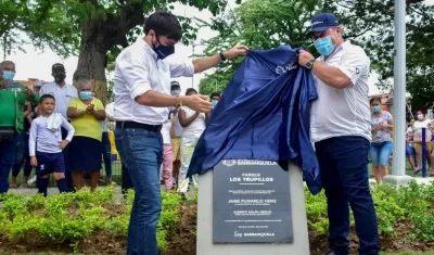 El alcalde Jaime Pumarejo y el gerente del ADIS Alberto Salah develan la placa. 