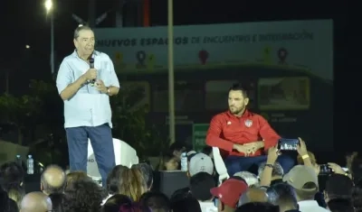 El máximo accionista de Junior Fuad Char Abdala durante su intervención. Lo escucha el arquero Sebastián Viera.