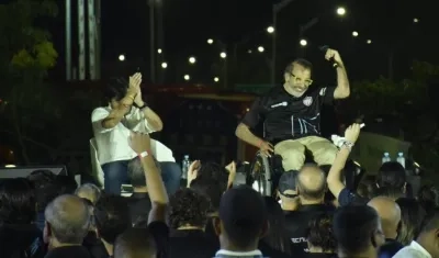 José Manuel Daes al lado del Alcalde Jaime Pumarejo.