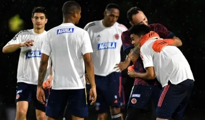 David Ospina juega con Luis Díaz, ante la mirada de sus compañeros. 