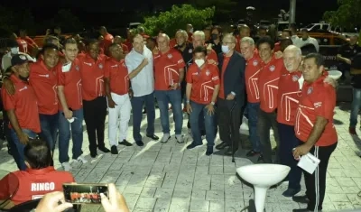 Fuad Char con jugadores y personalidades de la historia de Junior.