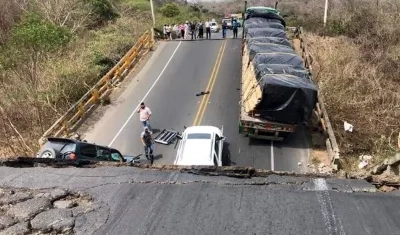 Tres vehículos quedaron atrapados hoy al derrumbarse un puente en una carretera de Ecuador.