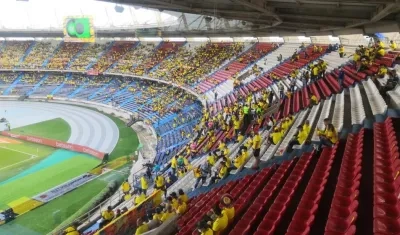 Hinchas llenando el Metro para el partido Colombia-Ecuador.