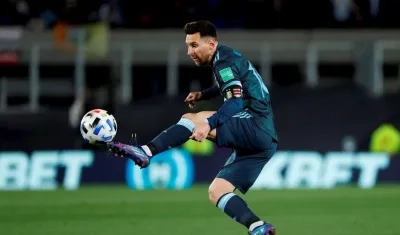 Lionel Messi de Argentina toma hoy el balón contra Perú, durante un partido por las eliminatorias sudamericanas al Mundial de Catar 2022,