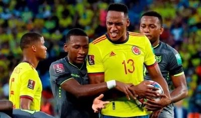 El VAR anuló por mano el gol de Yerry Mina.