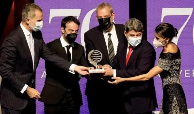 El rey Felipe VI (i) y la reina Letizia (d) entregan el Premio Planeta de novela a los guionistas y escritores Agustín Martínez (2i), Jorge Díaz (c) y Antonio Mercero (2d), presentados bajo el seudónimo de Carmen Mola con la novela 'La bestia'.