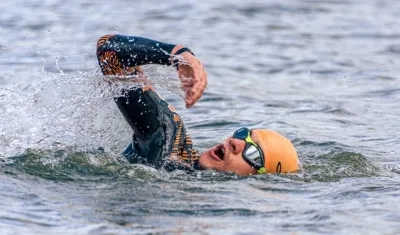 Participante de natación en aguas abiertas. 