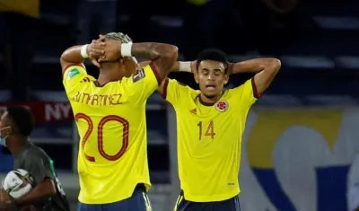 Luis Díaz y Roger Martínez se lamentan tras una oportunidad desperdiciada. 