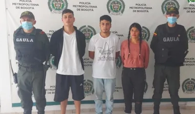 A los tres detenidos les incautaron cuatro teléfonos celulares y 19 tarjetas bancarias.