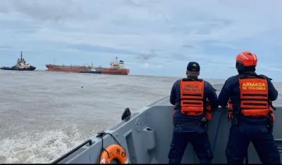 Personal de la Dimar y Armada Nacional monitoreando las maniobras.