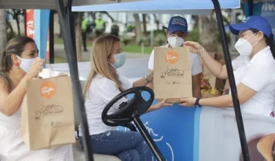 La Gobernadora, en compañía de la Secretaria de Cultura, en el Drive Thru de la Plaza de la Paz.
