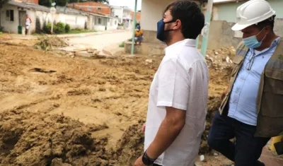 El Alcalde Jaime Pumarejo frente a una de las vías a intervenir.