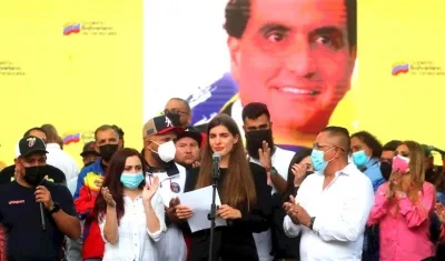 Camila Fabri, leyendo el mensaje de su esposo Alex Saab.