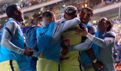 Roger Martínez celebra el golazo con sus compañeros. 