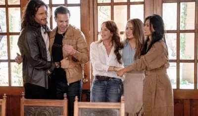 Mario Cimarro, Juan Alfonso Baptista, Natasha Klauss, Danna García y Paola Rey.