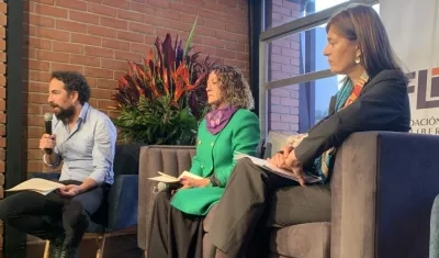 Jineth Bedoya, al centro, en rueda de prensa, con el director de la Fundación para la Libertad de Prensa (FLIP), Jonathan Bock.