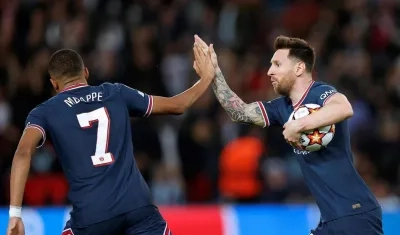 Lionel Messi recibe la felicitación Kylian Mbappé. 