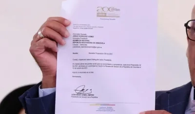 Jefe de la Asamblea Nacional, Jorge Rodríguez, muestra la carta enviada desde el Senado.