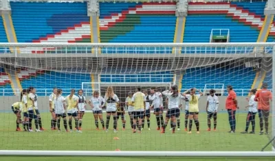 Selección Colombia femenina entrenando en el Pascual Guerrero. 