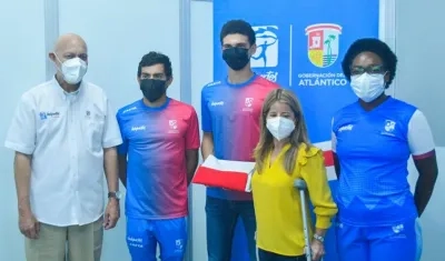 Gobernadora Elsa Noguera entrega bandera del Atlántico a Andrés Marte, abanderado. 