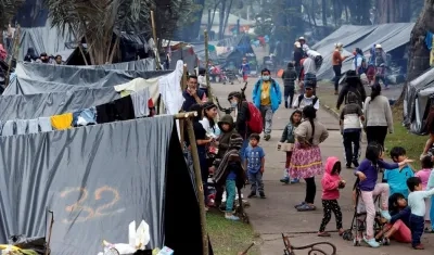Indígenas de diferentes regiones del país son vistos instalados en carpas improvisadas en el parque Nacional