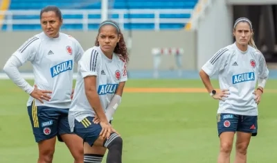 Gisella Cuesta y Daniela Ospina le apuntan a la titular. 