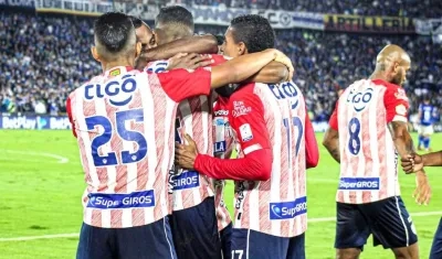 Jugadores del Junior celebrando el gol de Homer Martínez.