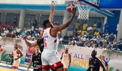 Soren Deluque intenta anotar. 