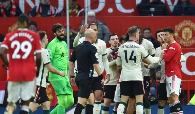 Jugadores del Liverpool increpan a Cristiano Ronaldo. 