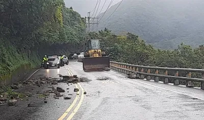 Rocas caídas en una Carretera Provincial No. 9 en Yilan.