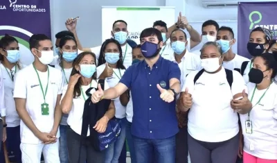 El Alcalde Jaime Pumarejo con participantes en el programa.