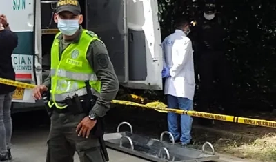 El Laboratorio de Criminalística disponiendo el traslado de los restos.