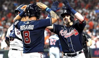 Bravos de Atlanta celebrando un carreraje durante el partido.