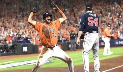 La Serie Mundial empatada se va ahora al campo de Atlanta.