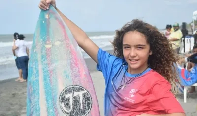 Francesca Arévalo, surfista del Atlántico. 