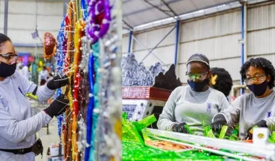 Madres cabeza de familia trabajan en el montaje de los adornos.