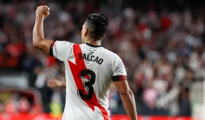 Falcao levanta el puño para celebrar con la tribuna. 