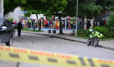 Así quedó el cuerpo del hombre asesinado en el barrio Villate de Barranquilla.
