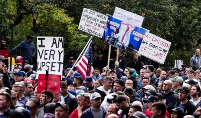 Desde mañana, policías y bomberos de NY tendrán que vacunarse contra el Covid-19.