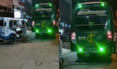 El bus atracado.
