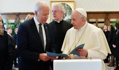 Joe Biden y el Papa Francisco.